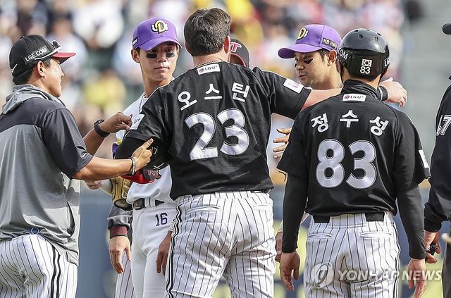 강승호와 충돌한 오스틴 무사히 서로 격려