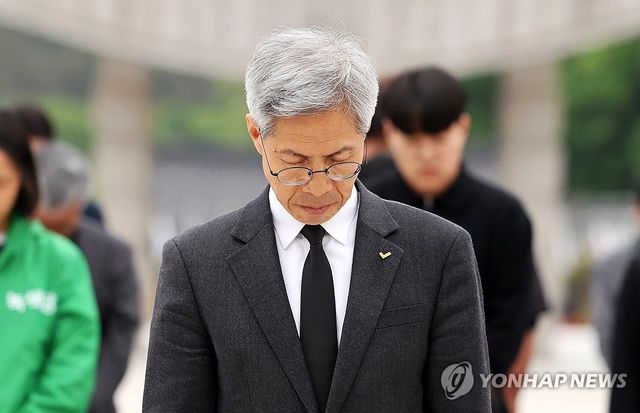 5·18 민주묘지 참배하는 권영국 후보