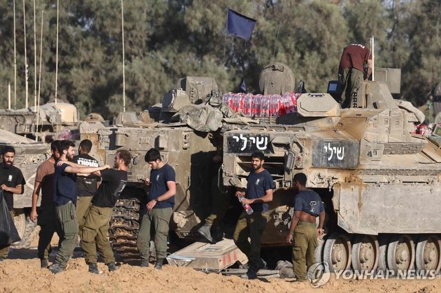 가자지구 인근에 주둔 중인 이스라엘 병사들