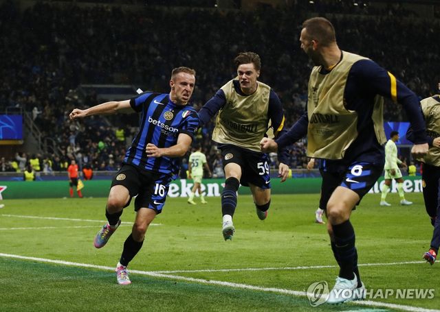 결승골 넣고 동료들과 기쁨 나누는 프라테시