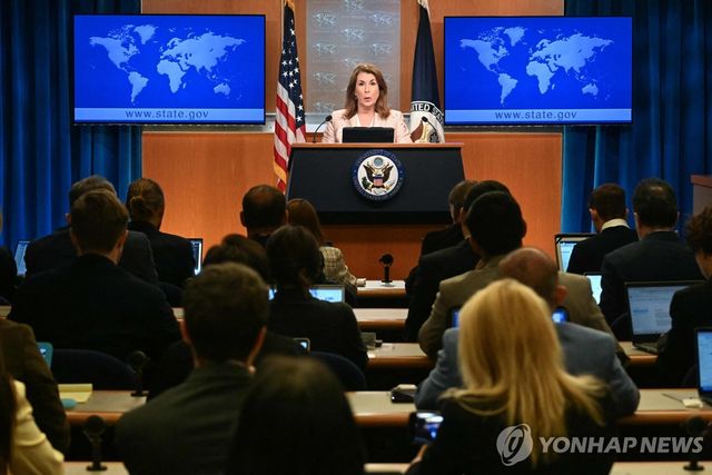 브리핑하는 미국 국무부 대변인