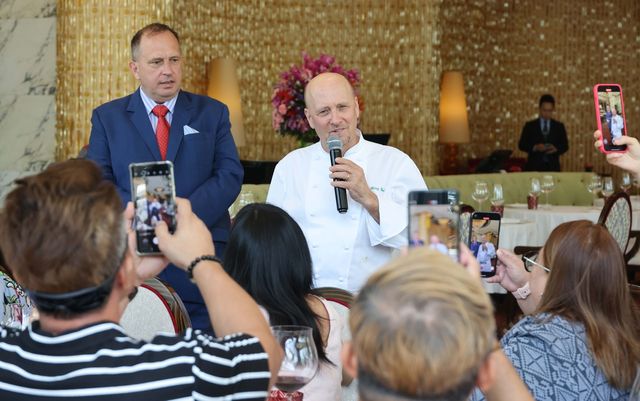 요리 비법을 설명하는 하인즈 벡 셰프 [사진/백승렬 기자] 