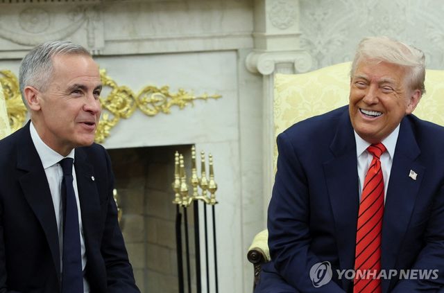 회담하는 트럼프 미국 대통령(우)과 카니 캐나다 총리