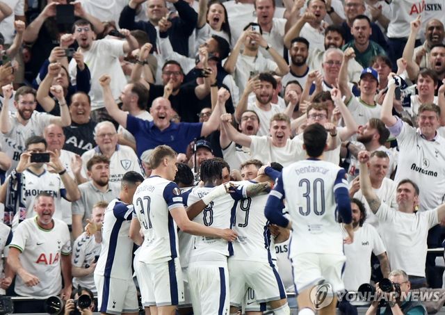 토트넘 선수단과 팬