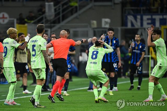 심판 판정에 아쉬워하는 바르셀로나 선수들