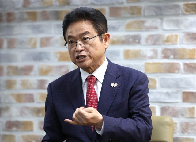 연합뉴스와 인터뷰하는 이철우 경북지사