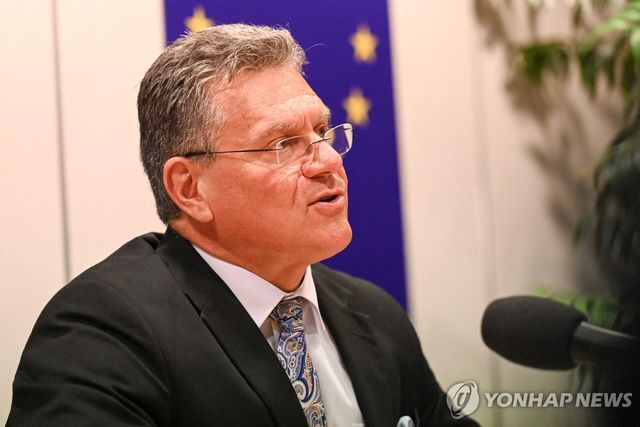기자회견하는 EU 무역수장