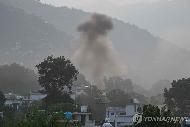 카슈미르 푼치 지역에서 연기가 피어오르는 모습
