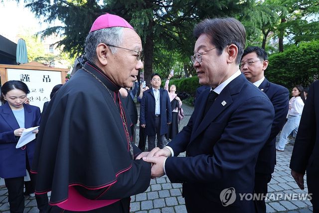 프란치스코 교황 빈소 찾은 이재명 후보