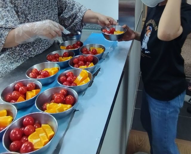 '얘들아 과일먹자' 배식 사진