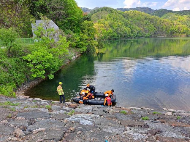실종자 수색에 나선 소방대원들