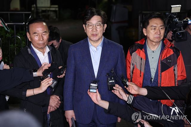 권성동 원내대표 등, 김문수 후보 자택 앞 대기하다 철수