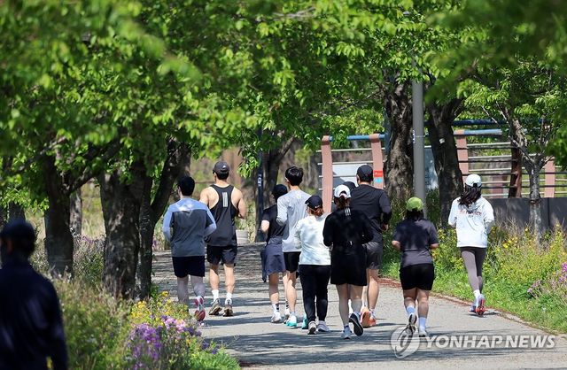 짙은 녹음 속 달리기하는 동호회원들