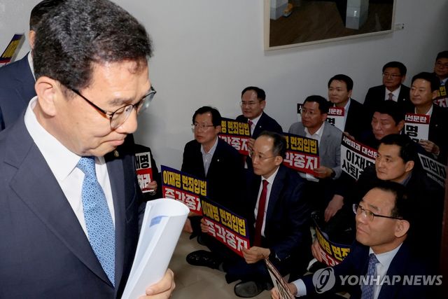 행안위 찾아가 구호 외치는 국민의힘 의원들