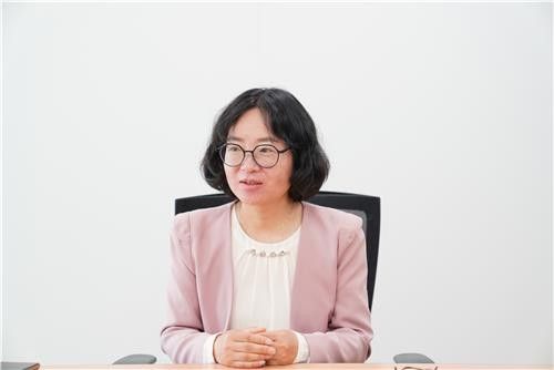 연합뉴스와 인터뷰 중인 김민정 한국미혼모가족협회 대표