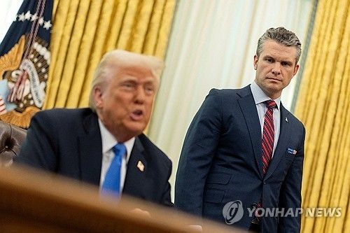 트럼프 미 대통령의 연설을 지켜보고 있는 헤그세스 국방장관 