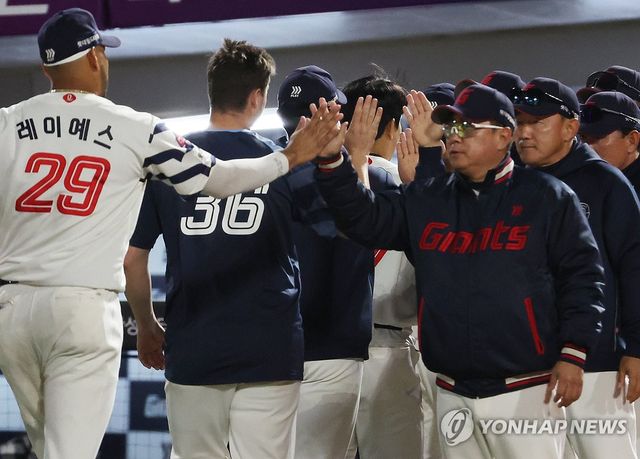 승리의 기쁨 나누는 롯데 선수들