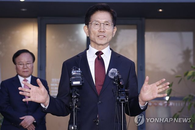 '단일화 담판' 결렬 뒤 브리핑하는 김문수 후보