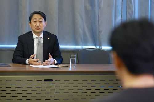 체코 프라하에서 기자 간담회 진행하는 안덕근 산업통상자원부 장관