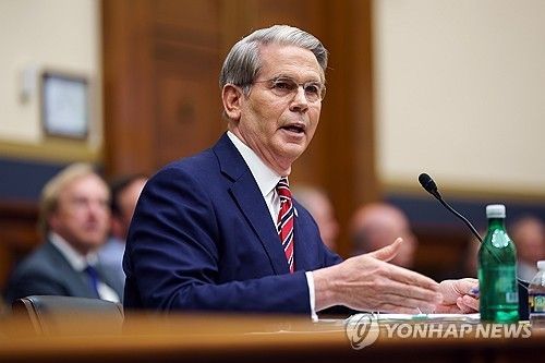 하원서 발언하는 베선트