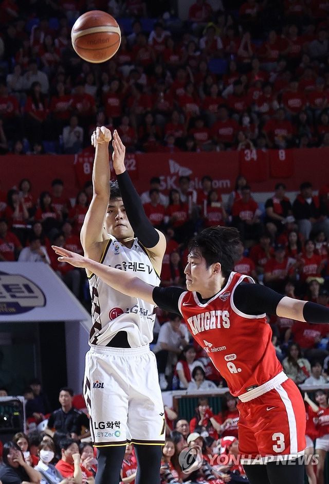 유기상 '골대 향해'