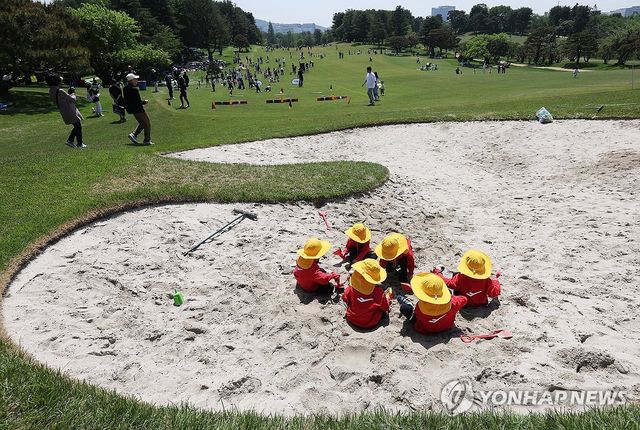 모래놀이터로 변신한 골프장 벙커