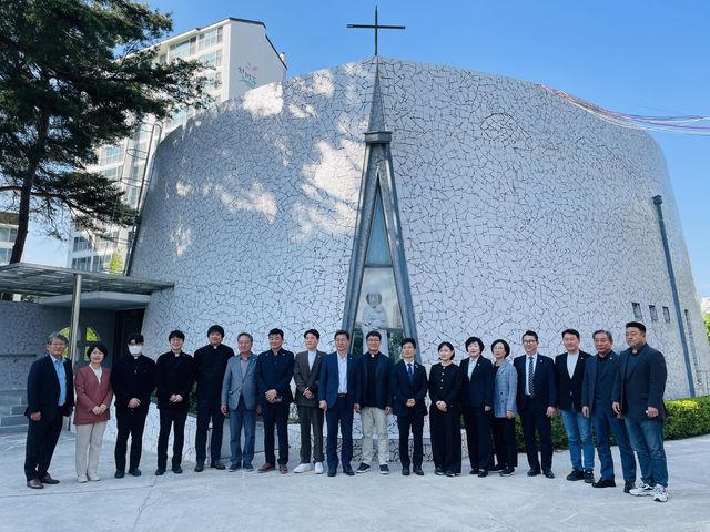 강릉 초당 성요셉 성당에서 단체 사진 찍은 이재명 후보 부인 김혜경 씨