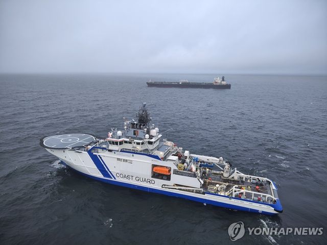 러시아 그림자 선단 소속 의심 선박을 감사하는 핀란드 국경경비대 선박