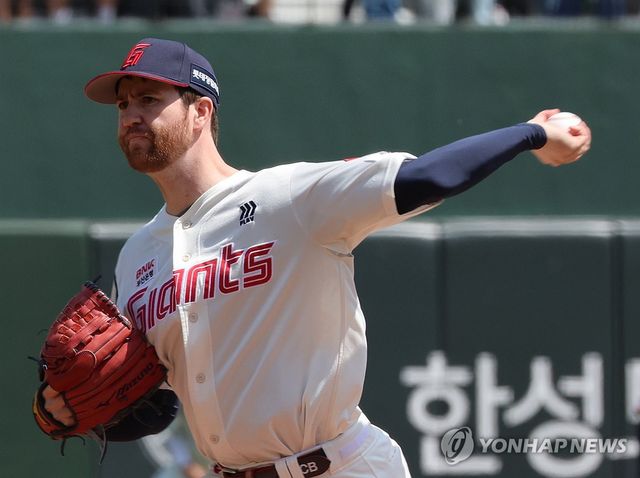 투구하는 롯데 선발 반즈