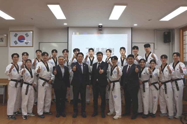 국기원 태권도시범단이 중남미 3개국 파견에 앞서 7일 결단식을 한 뒤 기념 촬영을 하고 있다.[국기원 제공. 재판매 및 DB 금지]