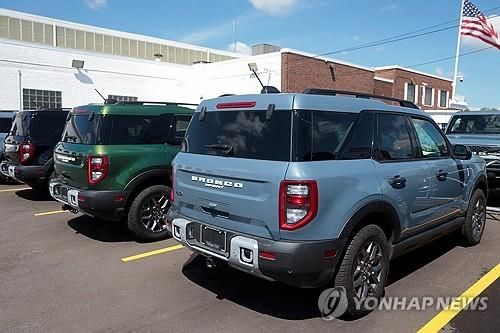 딜러샵에 주차된 포드 브롱코 스포츠