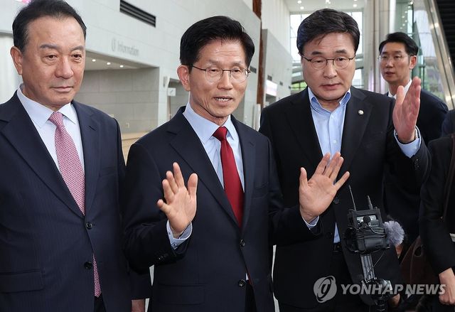 일정 중단 선언하는 김문수 후보