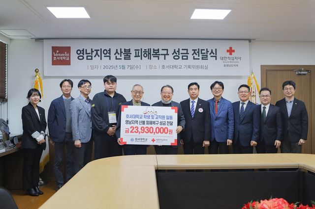 기념촬영하는 강일구 총장(왼쪽 5번째)과 관계자들