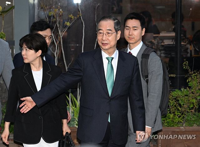 회담장 떠나는 한덕수