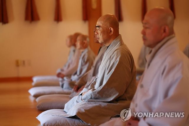 좌선하는 승려들