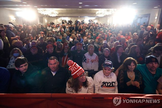 트럼프의 뉴햄프셔주 유세장 가득 메운 청중들