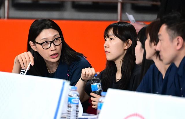 의견 나누는 김연경 어드바이저