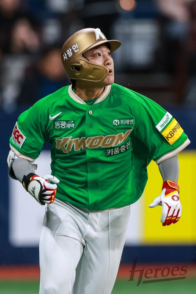홈런을 때린 뒤 타구를 바라보는 키움 김태진