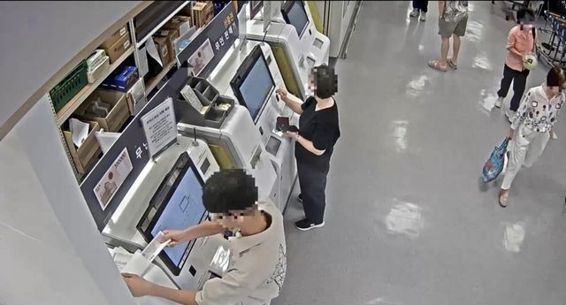 모바일 상품권을 지류 상품권으로 교환하는 모습