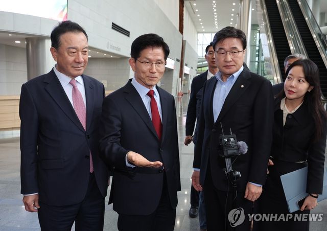 취재진 질문 답하는 김문수 후보