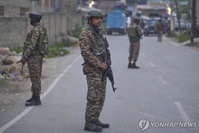인도가 통제하는 카슈미르 지역에서 경계근무하는 인도군