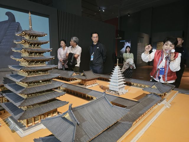 국립익산박물관에서 미륵사지 소개하는 서은숙 익산시 문화관광해설사(오른쪽) 