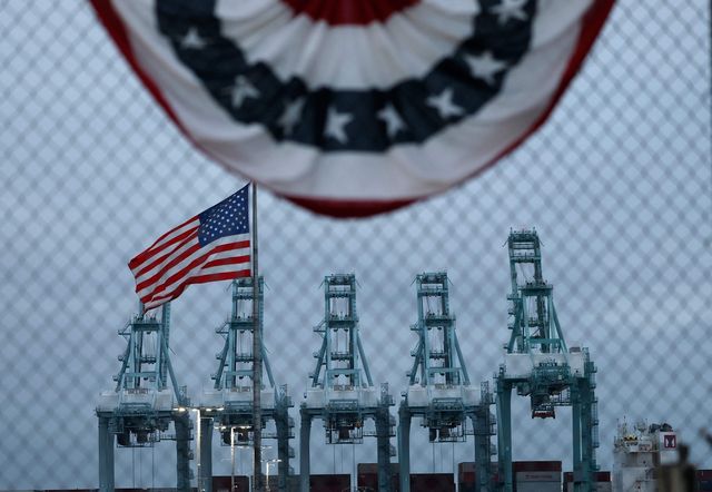 이달 6일(현지시간) 미국 로스앤젤레스항 화물 크레인 