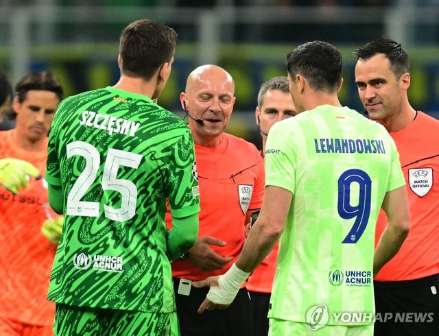 시몬 마르치니아크 심판에게 항의하는 바르셀로나 선수들