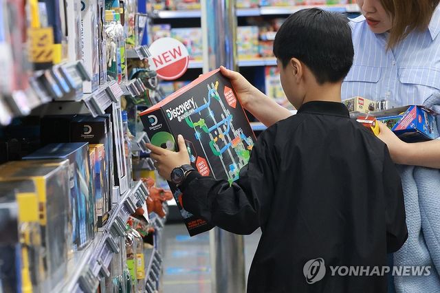 어린이날 하루 앞두고 찾은 완구 매장