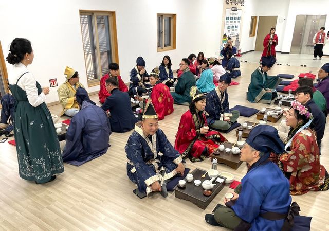 백제문화체험관에서 진행된 전통 다도 체험