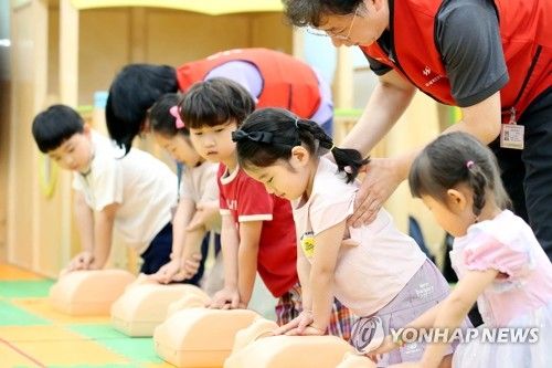 심폐소생술 배우는 어린이들