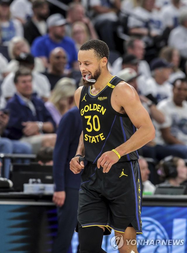 벤치로 가는 커리