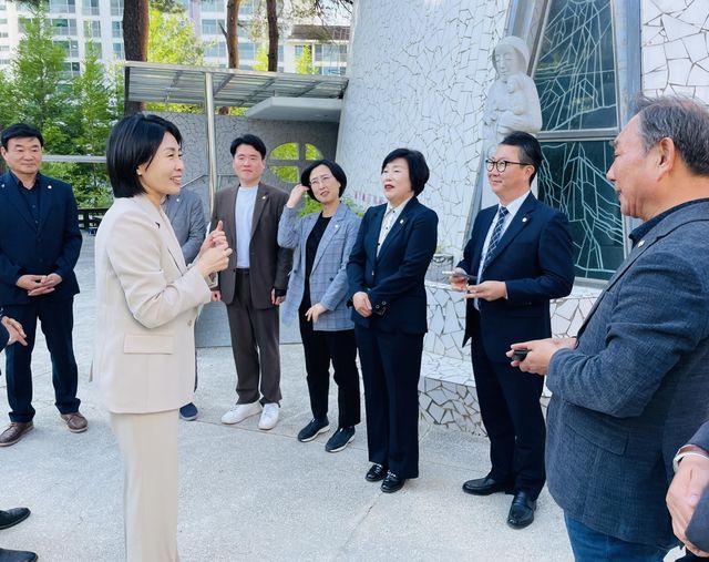 강릉 초당 성요셉 성당에서 이야기 나누는 이재명 후보 부인 김혜경 씨