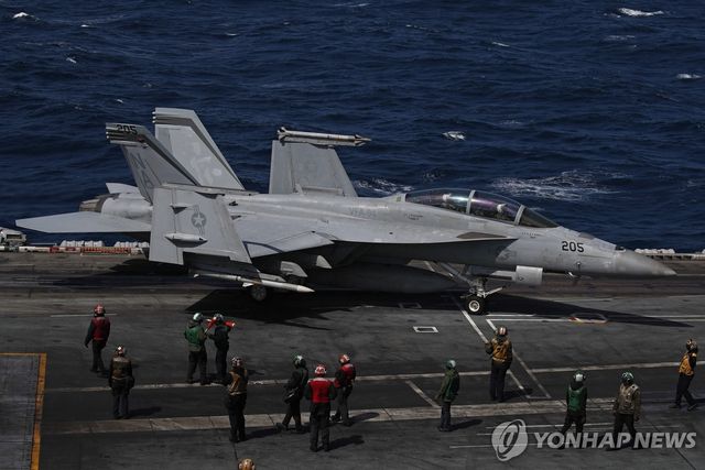 항공모함 위의 F/A-18 슈퍼호넷